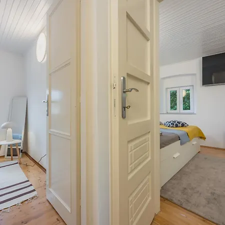 Old Town Apartment *