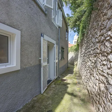 Old Town Apartment *